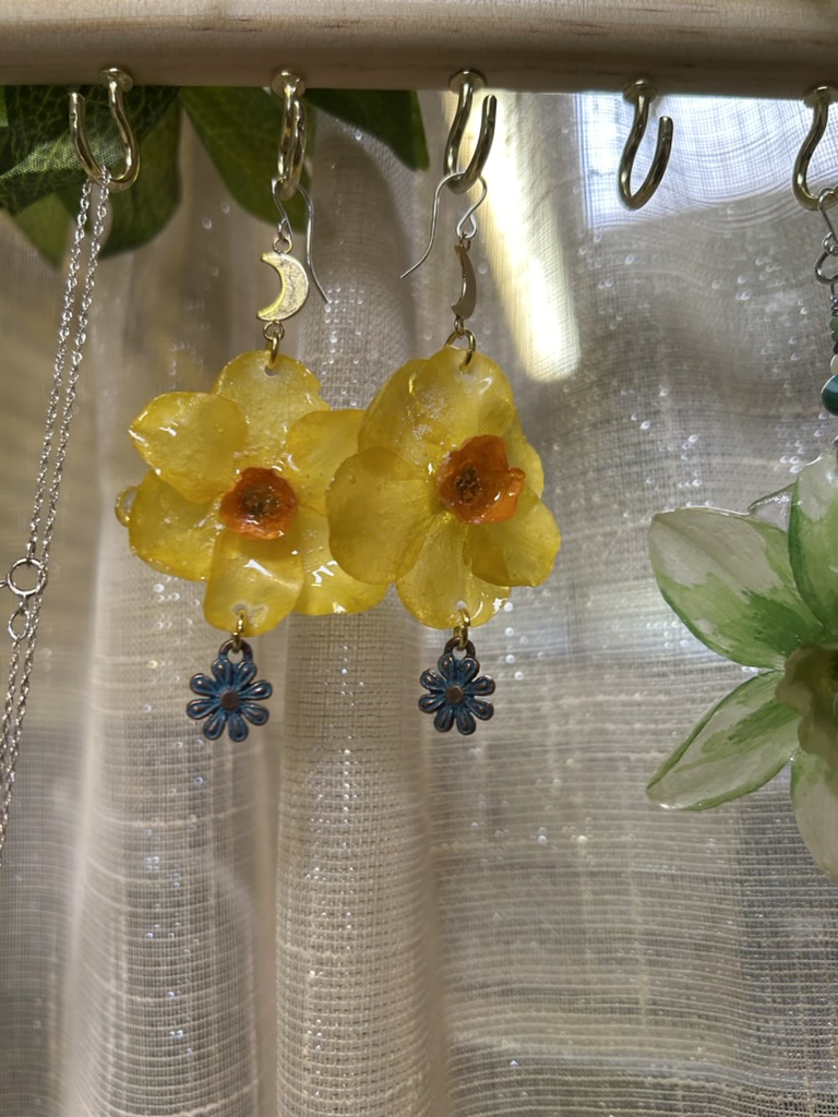 Real flower daffodil earrings