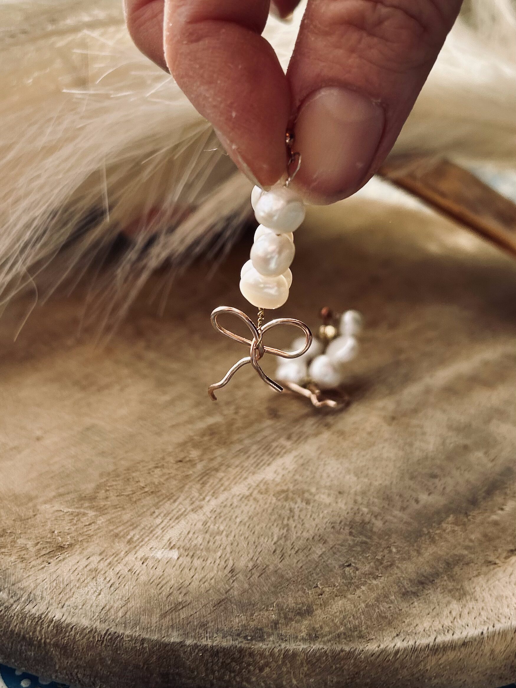 Pearl hoops with bows or heart details - Image 5