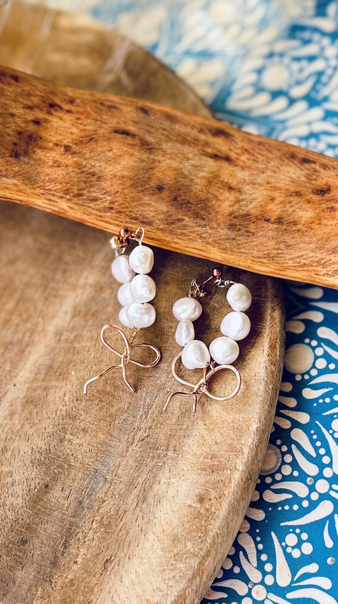 Pearl hoops with bows or heart details - Image 6